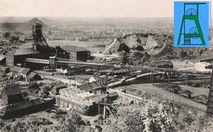 Vue du terril et de la croix commémorative